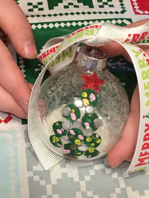 Fingerprint Crafts Christmas, Bulb Ornament Crafts For Kids, Bauble Painting Ideas Kids, Fingerprint Ornament Ideas, Christmas Fingerprint Ornaments, Fingerprint Ornaments Christmas, Diy Fingerprint Ornaments, Clear Ornaments For Kids, 1st Grade Christmas Ornaments