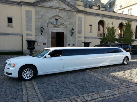 Prom Transport Ideas, Prom Cars Ideas, Prom Transport, Prom Cars, White Limo, Limo Luxury, Prom Car, Wedding Limousine, Prom Limo