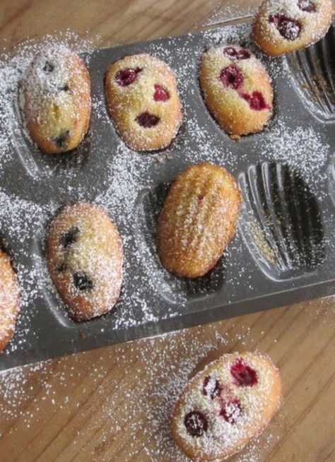 Raspberry and Blueberry Madeleines » Dish Magazine Madeline Cake, Madelines Recipe, Article Illustration, Madeline Cookies, Madeleine Recipe, Sugar Cookie Recipes, Raspberry Coconut, Winter Dishes, Delicious Deserts