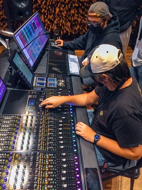 #MIXINGMONDAY: The Blackbird Academy Studio Engineering class mixing immersive audio in Dolby Atmos in Blackbird Studio C, on the new Avid S6 console. #protools Sound Engineering, Music Software, Game Websites, Audio Engineer, Studio C, Theatre Life, Music Labels, Dolby Atmos, Music Studio