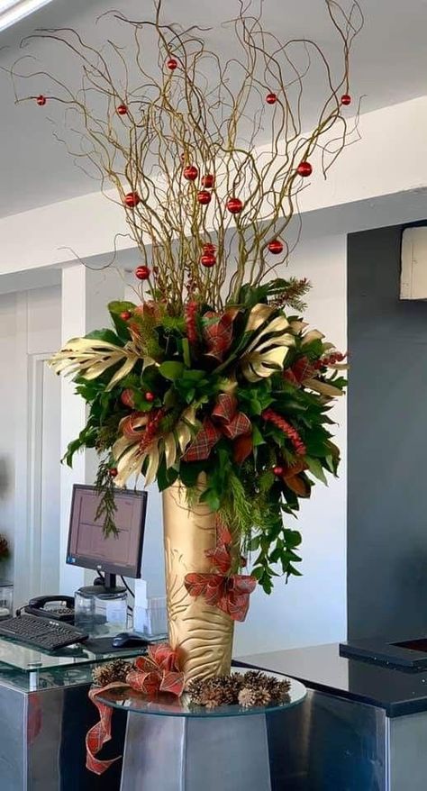 Floral Arrangements Fake Flowers, Tall Christmas Centerpieces, Christmas Floral Arrangements Diy, Christmas Table Decor Ideas, Tableware Ideas, Xmas Flowers, Elegant Christmas Tree Decorations, Church Christmas Decorations, Rugs Ideas