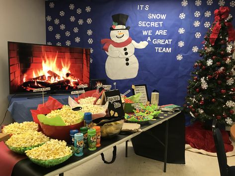 December Staff Treat: Popcorn Bar December Staff Appreciation Ideas, Christmas Popcorn Bar, Staff Christmas Party Ideas, Christmas Party Snacks, Christmas Classroom Treats, Christmas Popcorn, Holiday Lunch, Staff Party, Classroom Treats