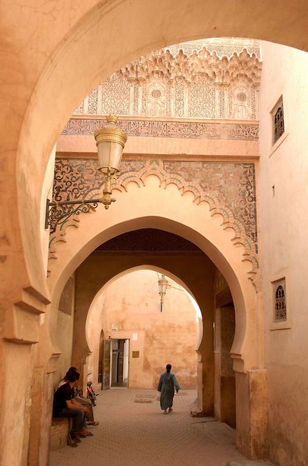 Calle aledaña al palacio Morocco Art, Morocco Marrakech, Stile Hijab, Morocco Travel, Marrakech Morocco, Art Architecture, Islamic Architecture, See Me, North Africa