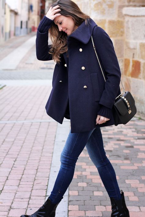 navy coat Navy Blue Coat Outfit, Navy Jacket Outfit, Blue Coat Outfit, Peacoat Outfit, Look Office, Navy Coat, Set Outfits, Wool Coats, Blue Coat