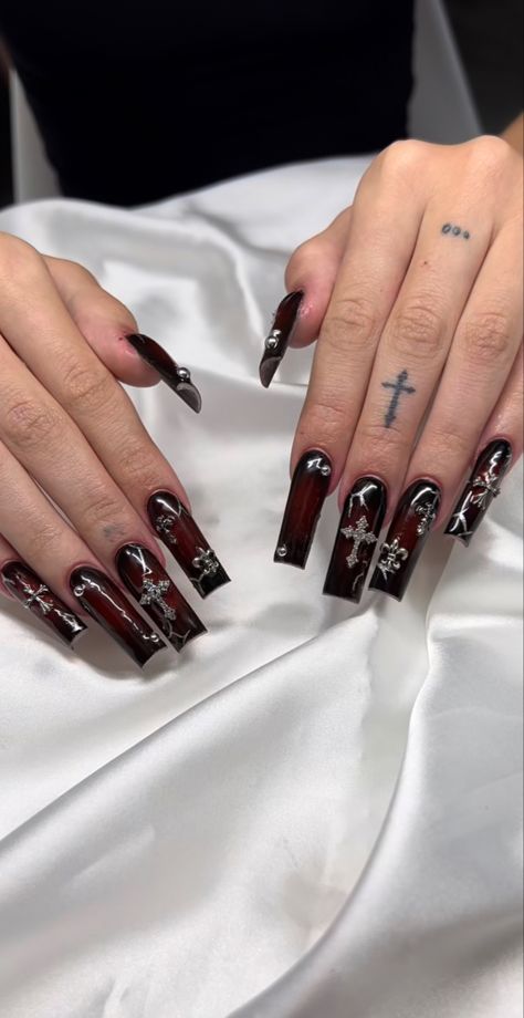 Grunge Nails With Charms, Black Chain Nails, Senior Prom Nails, Long Alt Nails, Goth Long Nails, Dark Nails With Gems, Dark Nail Aesthetic, Acrylic Nail Designs Emo, G59 Nails Acrylic