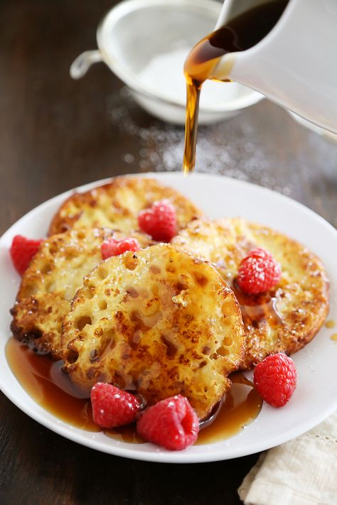 English Muffin French Toast - Fluffy, buttery French toast made from English muffins + topped with berries! Thecomfortofcooking.com Muffin French Toast, English Muffin French Toast, English Muffin Bread, English Muffin Recipes, Crumb Cake Recipe, Quick Breakfast Recipes, English Muffins, French Toast Recipe, English Muffin