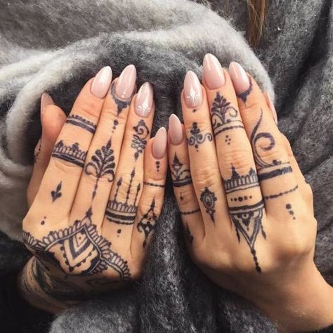 Henna Finger Tattoo, Tato Grunge, Mehndi Fingers, Henne Tattoo, Jagua Henna, Jagua Tattoo, Tato Henna, Finger Tats, Finger Tattoo For Women