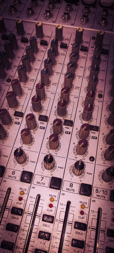 Mixer
Mischpult Spotify Theme, Music Mixer, Ab De Villiers Photo, Music Mixing, Music Production, Wallpaper Art, Live Music, Art Wallpaper, Face Paint