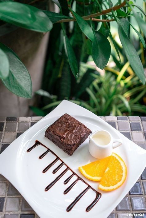 Brownie Plating Presentation, Brownies Plating, Brownie Plating, Gourmet Food Plating, Chocolate Garnishes, Dessert Presentation, Diy Desserts, Dessert Plating, Boat Food