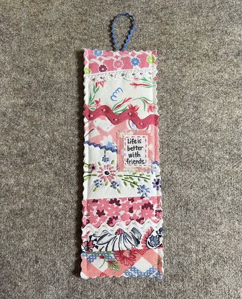 Make a Quilted Bookmark — Kelly Cline Quilting Quilted Bookmarks Ideas, Fabric Bookmarks Handmade, Quilted Bookmarks Free Pattern, Quilted Bookmarks, Make Bookmarks, Upcycled Quilt, Fabric Bookmarks, Big Block Quilts, Creative Bookmarks