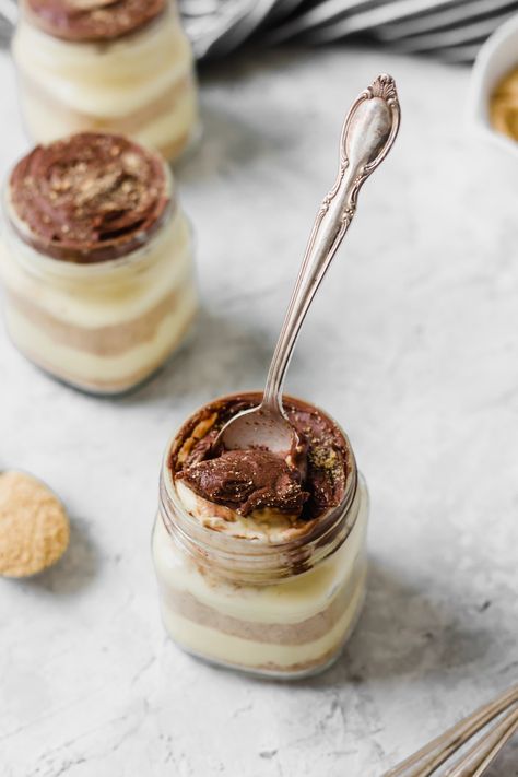 Dessert Jar Photography, Jar Cakes, No Bake Eclair Cake, Mason Jar Cakes, Jar Desserts, Cake Jars, Baking Photography, Mason Jar Desserts, Sweet Photography