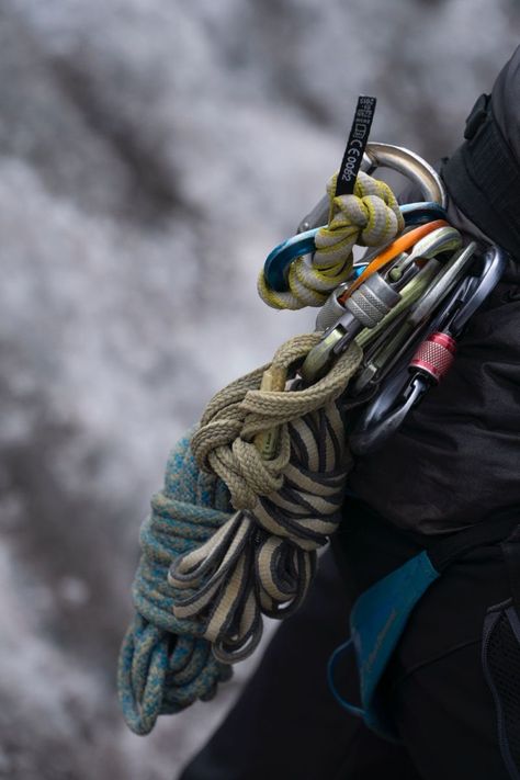 Climbing Magazine, Rock Climbing Photography, Rock Climbing Equipment, Ice Climber, Climbing Knots, Climbing Art, Climbing Girl, Instagram Graphic Design, Climbing Equipment