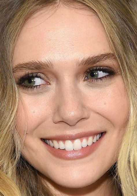 Elizabeth Olsen Laughing, Elizabeth Olsen Smile, Teeth Aesthetic, Pretty Teeth, Celebrity Smiles, Paris Berelc, Beautiful Teeth, Smile Smile, Perfect Teeth