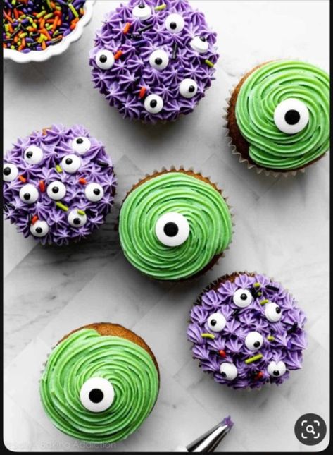 Halloween Cupcakes With Sprinkles, Beetle Juice Cupcakes, Halloween Cupcake Design, Easy Halloween Cupcakes, Decorate Halloween, Halloween Cupcakes Decoration, Black Frosting, Cupcakes Decorating, Whipped Buttercream