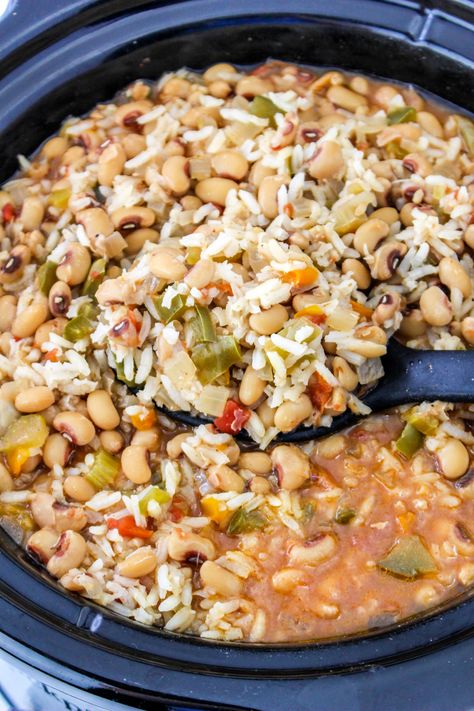 This Black Eyed Peas and Rice {Slow Cooker or Stove Top} recipe is perfect as a main dish or a hearty side, combining warm and comfort in this easy dish. New Years Eve Crockpot Recipes, New Years Day Recipe, Rice In Slow Cooker, New Years Day Food, Black Eyed Peas And Rice, Rice Slow Cooker, New Years Day Dinner, Hoppin John Recipe, Peas And Rice