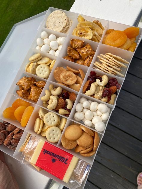 Airplane Bento Box Travel, Breakfast Snackle Box Ideas, Healthy Snacklebox Ideas, Snacklebox Ideas, Snackle Box Ideas, Plane Snacks, Work Snacks, School Starts Tomorrow, Snackle Box