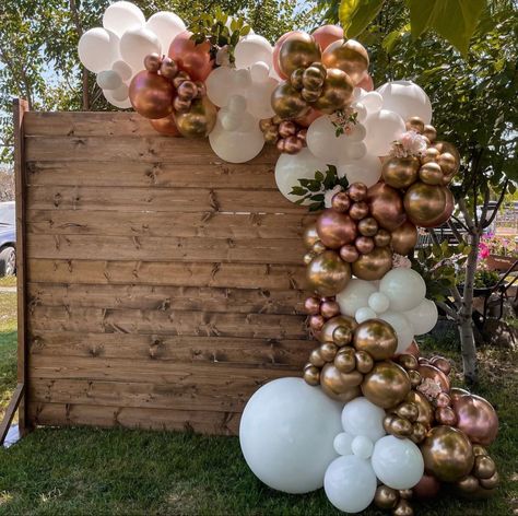 Rustic Wedding Balloon Decor, Balloon Arch With Wood Backdrop, Rustic Sweet 16 Party Ideas Decoration, Balloon Backdrop Ideas Graduation, Country Balloon Arch, Backyard Balloon Garland, Earth Tone Graduation Party, 100th Birthday Party Ideas Decoration Table Centerpieces, Grad Party Pallet Backdrop