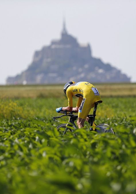 Chris Froome - Sky Pro Cycling Team, in TTT im Mont Saint Michel Tour de France 100 (2013). Cycling Pictures, Chris Froome, Yellow Jersey, Cycling Photography, Professional Cycling, Comfort Bike, Cycling Motivation, Cycling Team, Cycling Photos