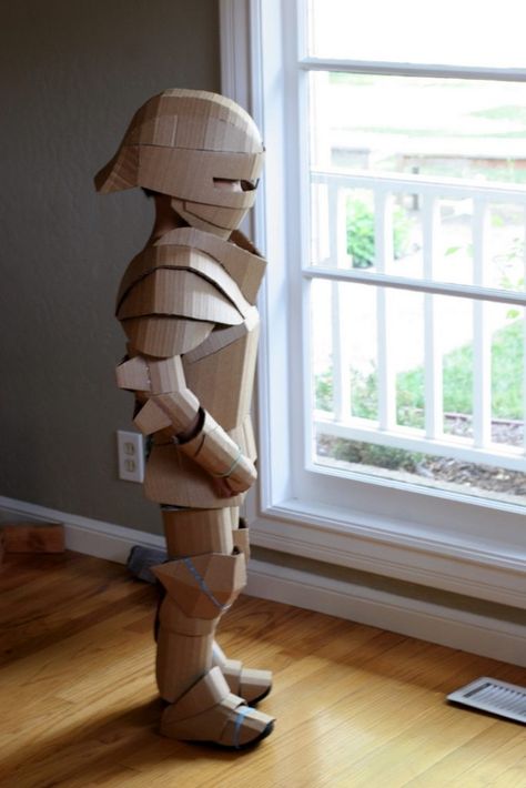 la-realisation-d-une-fantastique-armure-de-chevalier-en-carton-16 Cardboard Kids, Costume Chevalier, Diy Costumes Kids Boys, Cardboard Robot, Cardboard Costume, Carton Diy, Kraf Kertas, Diy Shows, Cardboard Toys