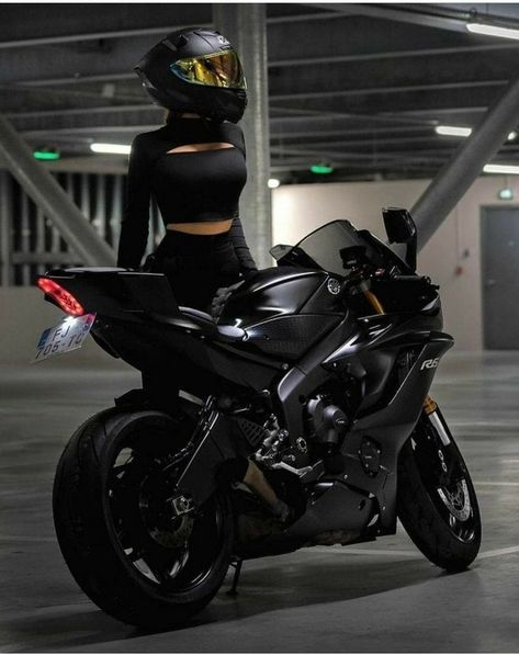 Motorad Aesthetic, Motorad Girl, Female Biker Outfit, Biker Chick Outfit, Women Riding Motorcycles, Female Motorcycle Riders, Motorcross Bike, Female Biker, Pretty Bike