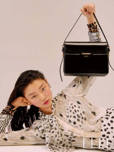 #Burberry in #ElleKorea - Kim Hee June captures Bae Yoon Young wearing #Kingdom, #RiccardoTisci's debut Spring/Summer 2019 runway collection #BurberrySpringSummer19 Purse Editorial, Photoshoot Accessories Ideas, Purse Photoshoot, Bag Shoot, Bag Model, Bag Campaign, Bag Poses, Bag Photoshoot, Shooting Bags