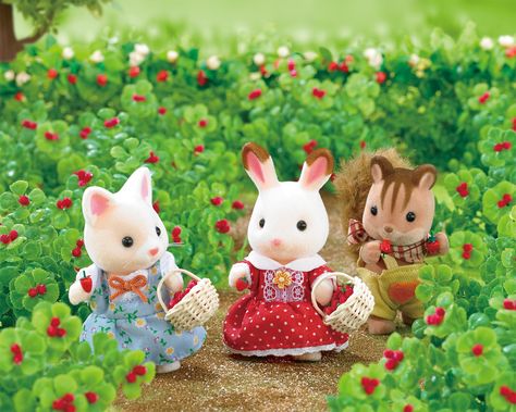 Yum! Strawberries always taste better freshly picked! #SylvanianFamilies Critters 3, Calico Critters Families, Chocolate Rabbit, Twitter Header Photos, Cute Headers, Twitter Layouts, Header Photo, Calico Critters, Header Banner