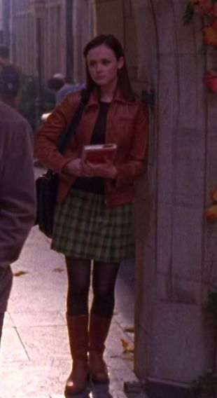 Rory Gilmore Style College, Chequered Skirt Outfit, Rory Gilmore Yale Outfits, Lorelai Gilmore Dress, Rory Outfits, Lorelai Gilmore Style, Gilmore Outfits, Gilmore Style, Rory Gilmore Style