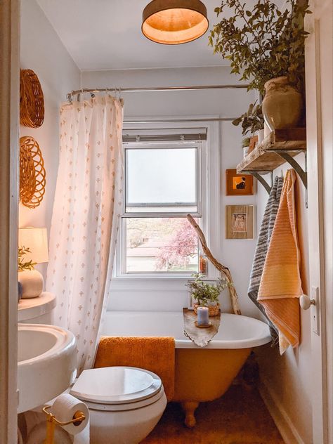 Cute Boho Bathroom Ideas, Mustard Yellow And Black Bathroom, Orange Half Bathroom Ideas, Retro Style Bathroom, Bathroom With Orange Accents, Orange Bathroom Aesthetic, Boho Maximalism Bathroom, Cozy Eclectic Bathroom, Desert Theme Bathroom Ideas