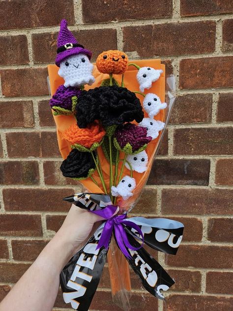 Crochet Tutorials for beginners | Boo-quet I have just finished for my little business giveaway😁👻🎃 | Facebook Crochet Tutorials For Beginners, Dark Crochet, Crochet Store, Crochet Bouquet, Motifs Perler, Bouquet Ideas, Crochet Tutorials, Crochet Crafts, Crochet Tutorial