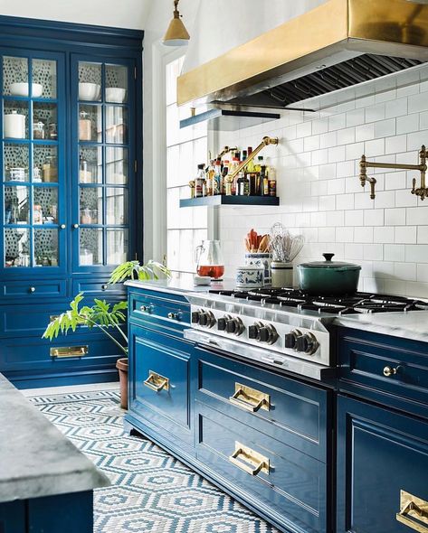 There are kitchens and there’s @danielledrollins ‘s kitchen! WOW 😍💙 photographed by @allenunruh via @onekingslane Kitchen Ideas For Large Space, Model Dapur, Fireplace Room, Kabinet Dapur, Blue Kitchen Cabinets, Farmhouse Kitchen Cabinets, Casa Vintage, New Kitchen Cabinets, Classic Kitchen