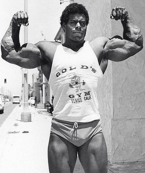 His biceps once trumped Arnold’s. As other Gold’s Gym icons parlayed their physiques into fame and fortune, Bill Pettis took a different route—one that landed him on the Venice Boardwalk Model Reference Male, Gym Icons, Surrounded By Women, Arm Fitness, Old School Bodybuilding, Gym Icon, Classic Bodybuilding, Men's Physique, 4 Arms