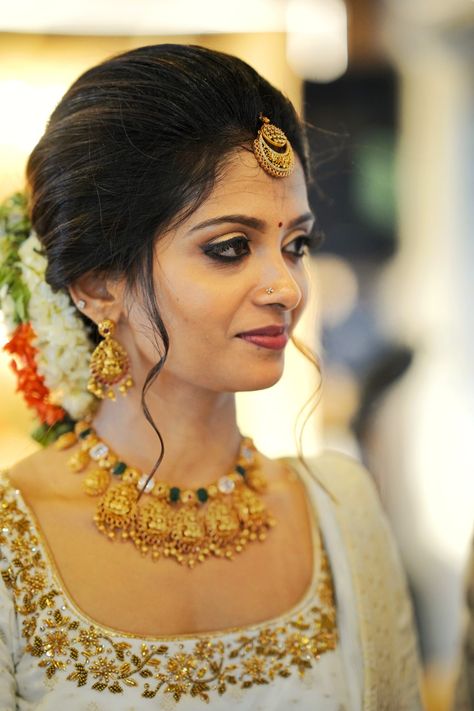 Engagement Hairstyles Traditional, Simple Bridal Look Kerala Hindu, Hairstyle For Hindu Bride Kerala, Kerala Hindu Wedding Hairstyles Brides, Hair Styles For Kerala Hindu Bride, Hindhu Engagement Kerala Dress, Bridal Hairstyle Kerala Hindu Wedding, Engagement Hairstyles For Saree Front And Back, Kerala Engagement Hairstyles