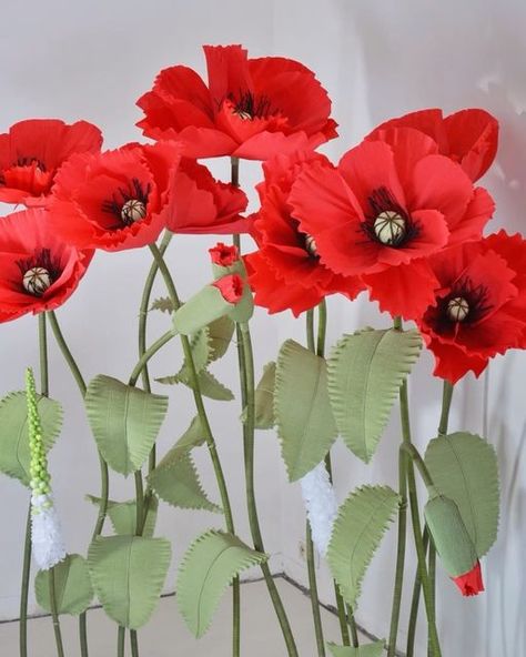 Big Paper Flowers, Giant Paper Flowers Diy, Giant Paper Flowers Template, Paper Flower Centerpieces, Paper Dahlia, Paper Flower Patterns, Paper Peonies, Paper Flower Wall Decor, Paper Flowers Wedding