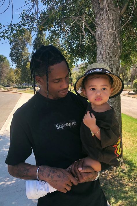 All of the Photos of Travis Scott With His Daughter Stormi That Make Us Say, “Twins!” Stile Kylie Jenner, Kylie Travis, Look Kylie Jenner, Estilo Kardashian, Estilo Kylie Jenner, Kardashian Kids, Jenner Family, Kylie Jenner Outfits, King Kylie