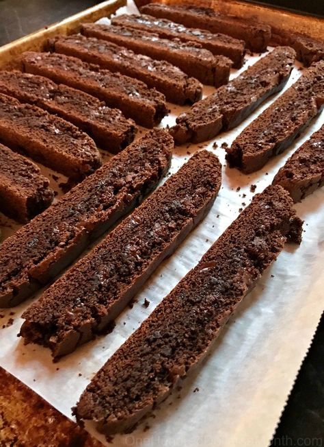 Best Biscotti Recipe, Chocolate Biscotti Recipe, Easy Biscotti Recipe, Galletas Keto, Chocolate Biscotti, Italian Cookie Recipes, Biscotti Cookies, Biscotti Recipe, Italian Cookies