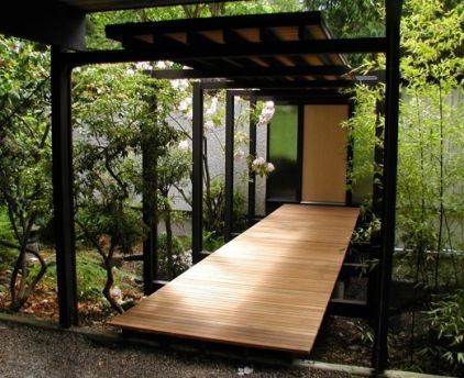 Amazing use of a deck. Garden Front Of House, Covered Walkway, Houses Ideas, Zen Design, Zen Style, Garden Architecture, Entrance Design, Design Exterior, Modern Houses