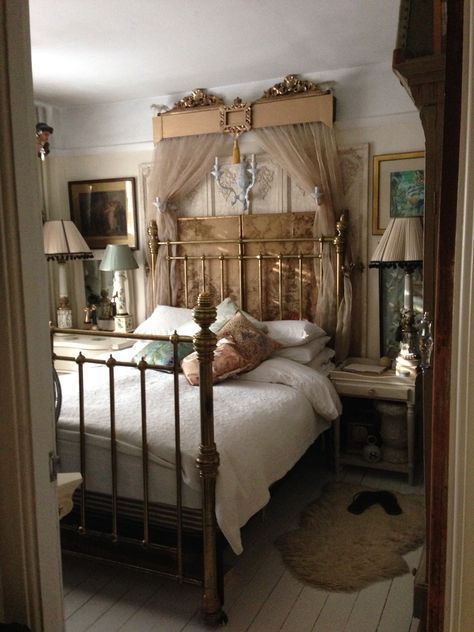 Old Time Bedroom Ideas, 1800s Bedroom Aesthetic, 1910s Bedroom, 60s Bedroom Decor, Vintage Bed Frames, Vintage Bedroom Ideas, Antique Iron Beds, Old Bedroom, Iron Beds