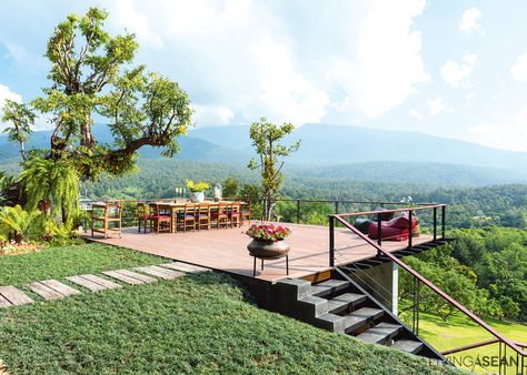 A Country House with Breathtaking Mountain Views /// Living ASEAN Deck With Stairs, Hillside Deck, Landscaping A Slope, Slope House, House Country, Sloped Backyard, Hillside House, Rest House, Sloped Garden