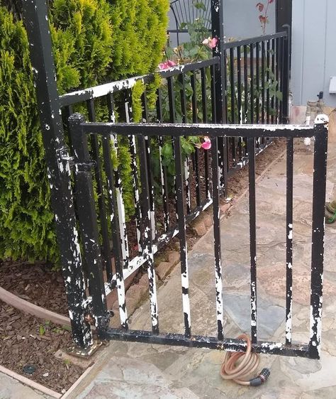 exterior - Repaint metal railing - Home Improvement Stack Exchange Painting Metal Railings Outdoor, Cast Iron Railings, Metal Stair Railing, Burglar Bars, Metal Railing, Metal Handrails, Iron Stair Railing, Spray Paint Colors, Rod Iron