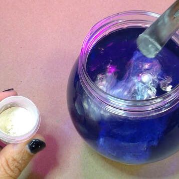 I NEVER would have thought of this!!! 🤯Use a Dollar Store snow globe to craft a no-tech DIY colour changing crystal ball. 6 EASY STEPS! Resin Crystal Ball Diy, Halloween Crystal Ball Decor, Snow Globe Crystal Ball, Globe Ideas Diy, Crystal Ball Diy Halloween, Dollar Tree Crystal Ball Diy, How To Make A Crystal Ball, Bubble Tricks, Crystal Ball Diy