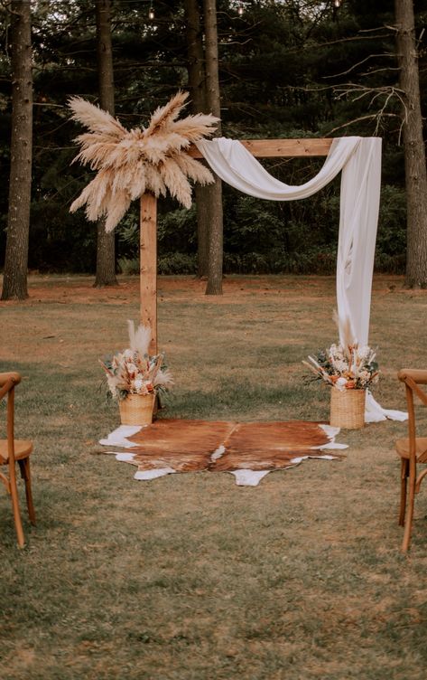 Beach Western Wedding, Boho Wedding Outside, Boho And Rustic Wedding, Western Alter Wedding, Country Wedding Backdrop, Western Wedding Arch Rustic, Cowhide Rug Wedding Alter, Unique Boho Wedding Ideas, Easy Rustic Wedding Decor