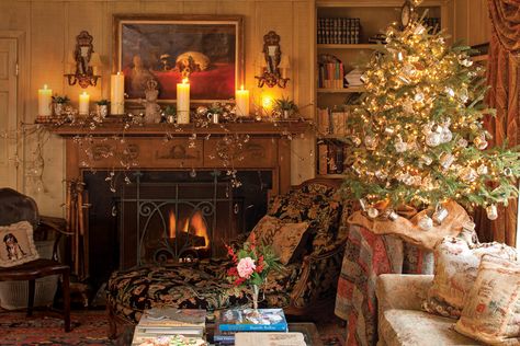 christmas desserts victoria magazien | Classic Comfort - Victoria Magazine English Cottage Christmas, Cottage Style Christmas, Christmas Boards, Cozy Christmas Living Room, Victoria Magazine, Temple Gardens, Glam Pad, English Christmas, Christmas Living Room