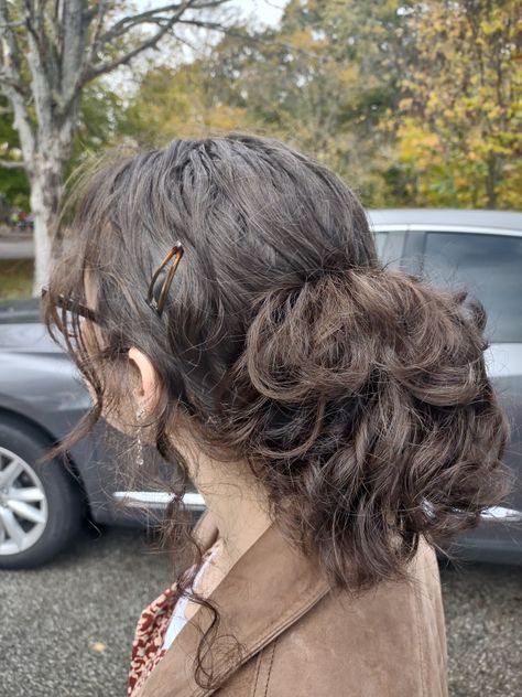 Wavy Hair In Ponytail, Hairstyles Frizzy Hair, Classy Curly Hair, 2b Hairstyles, Messy Curly Hairstyles, Pretty Hair Styles, Wavy Hair With Bangs, Messy Wavy Hair, Messy Curly Hair