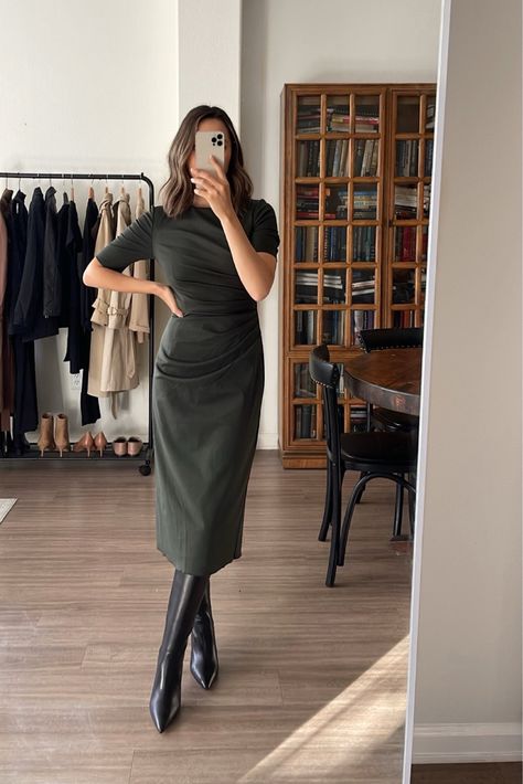 Dress With Knee High Boots, Casual Chic Winter, Internship Outfit, Modest Winter Outfits, Midi Dress Work, Winter Work Wear, Knee Boots Outfit, Work Outfit Office, Modest Outfit Ideas