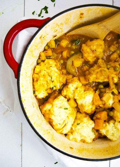 Vegetable Soup with Dumplings is a great hearty vegetarian dinner recipe. You won't even notice there is no meat! I love this warm bowl of soup. Vegan Stew Recipes, Bread Dumplings, Cobbler Topping, Vegetarian Comfort Food, Vegan Stew, Vegetarian Mains, Black Bean Chili, Diner Recept, Cook Dinner