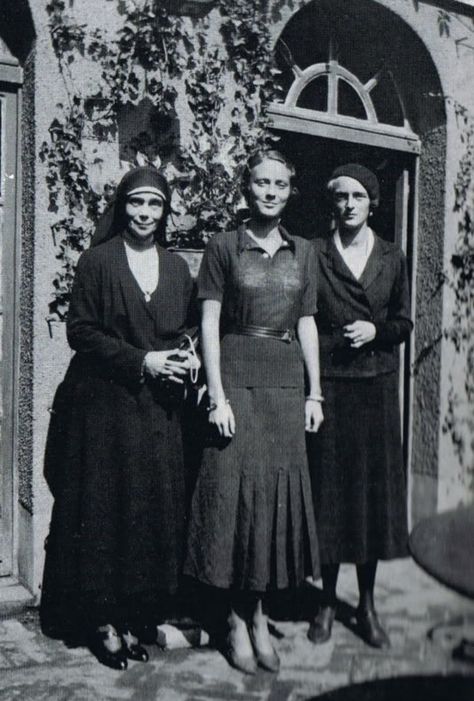 Three generations of Russian royalty. From left to right: Grand Duchess Xenia Alexandrovna, Princess Irina “Bebe” Felixovna Yusupova, and Princess Irina Alexandrovna. Irina Alexandrovna, Xenia Alexandrovna, Tsarist Russia, Russian Royalty, Royal Families Of Europe, Maria Feodorovna, House Of Romanov, Romanov Dynasty, Tsar Nicholas Ii