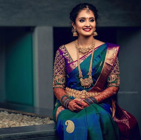 Gorgeous South Indian bride on her engagement day 🥰 Click by Carnival Photography Shalu Saree, Hairstyle With Saree, Hairstyle On Saree, India Outfits, Engagement Hairstyle, Saree For Engagement, Carnival Photography, South Indian Bride Saree, Engagement Saree