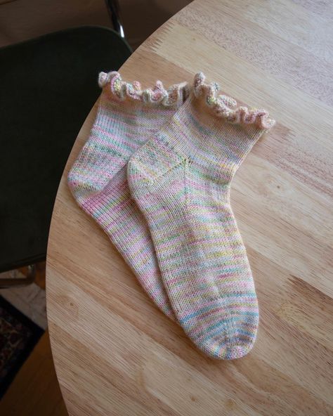 frilly hand-knit socks are my new favorite thing of all time 🥹🤍 pattern: #midnightdancersocks by @sari_n_ yarn: @arcanefibreworks 80/20 m… | Instagram Handknit Socks, Ruffle Socks, Frilly Socks, Ruffled Socks, M Instagram, Sock Knitting, Hand Knit Socks, Comfy Socks, Sock Knitting Patterns