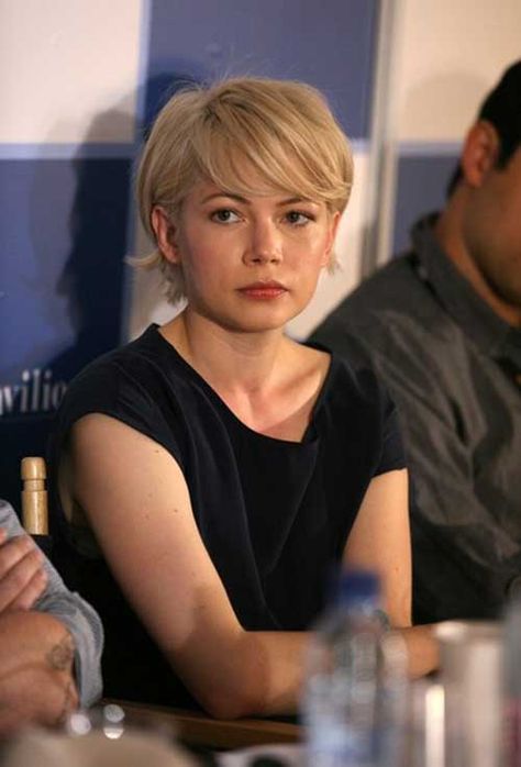 Michelle Williams Pixie, Michelle Williams Hair, Growing Out Hair, Growing Out Short Hair Styles, Super Short Hair, Michelle Williams, Penteado Cabelo Curto, Short Hair With Bangs, Pixie Cuts