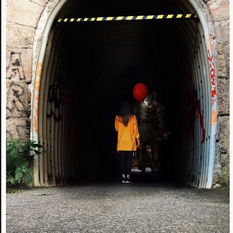 Raincoat Photography, Pennywise Photoshoot, Lantern Photoshoot, It Pennywise, Clown Halloween, Pennywise The Clown, Halloween Photography, Yellow Raincoat, Photoshoot Themes